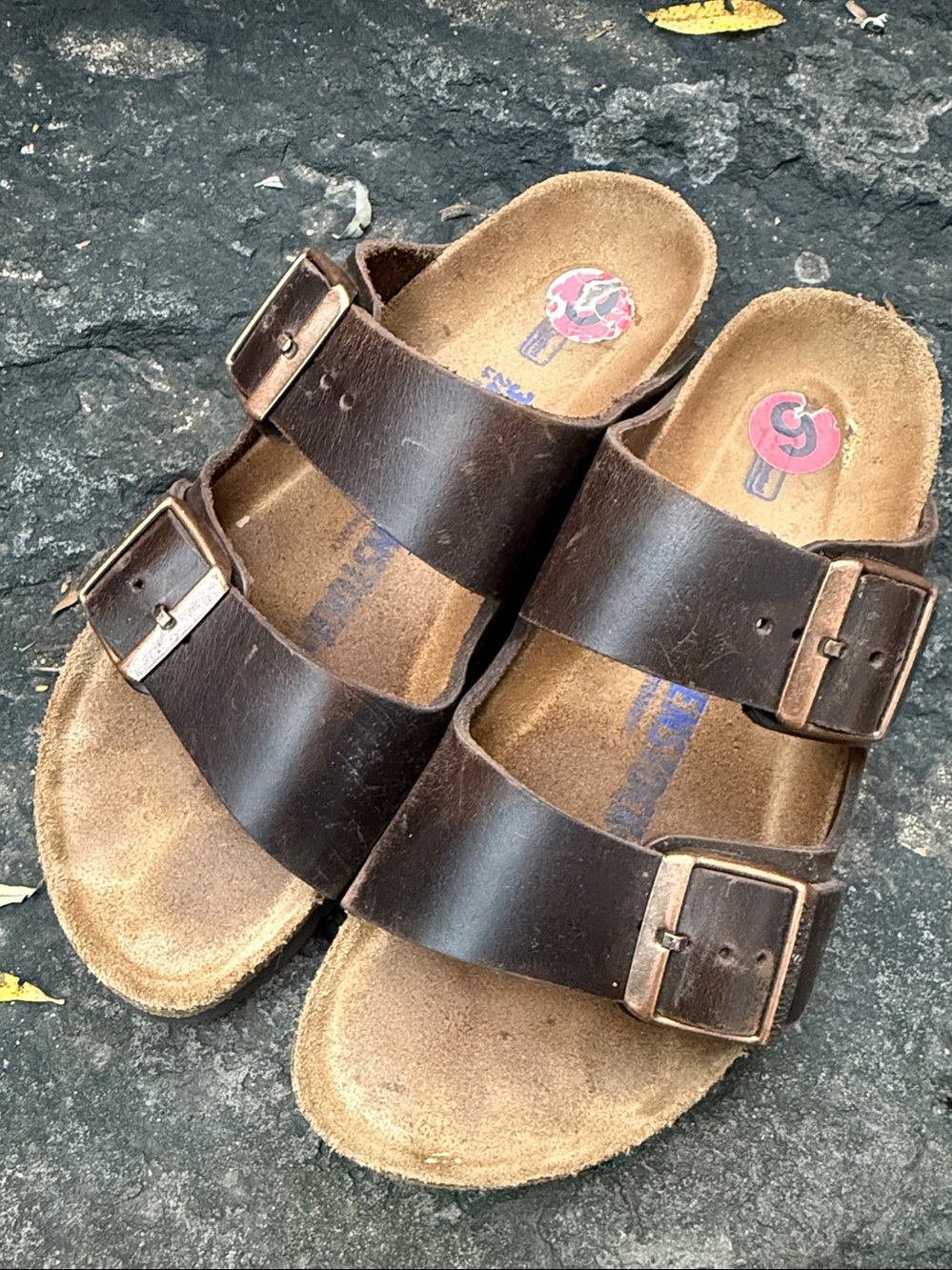 BIRKENSTOCK DARK CHOCOLATE LEATHER SANDALS - 6 🤎